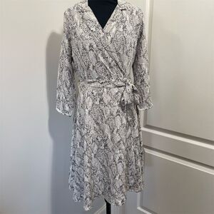 Ann Taylor Factory Petite Snake Print Wrap Dress Sz 0P Knee Length V-Neck Casual